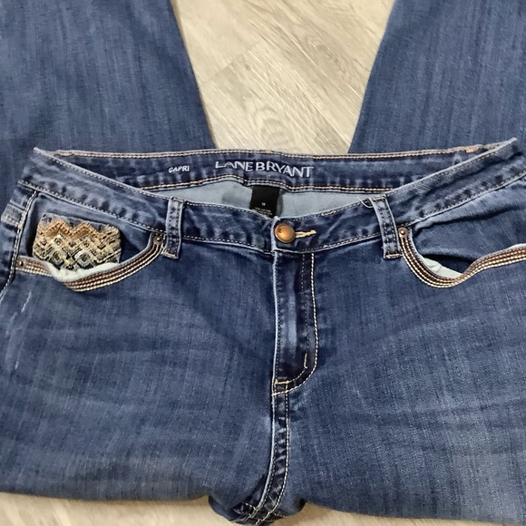 ❤️Lane Bryant Blue Denim Capris Pants Sz 18 Preowned Embellished Back Pockets - Picture 8 of 11